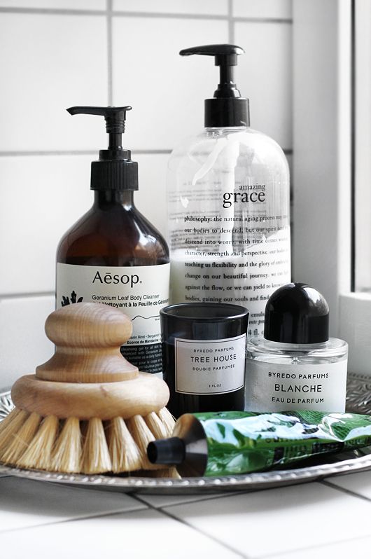 last minute holiday gift guide - beauty gift sets - aesop body cleanser, byredo blanche eau de parfum, byredo tree house bougie parfumee, candle, philosophy amazing grace lotion, dry body brush, skincare// Jessica Wang - Notjessfashion.com