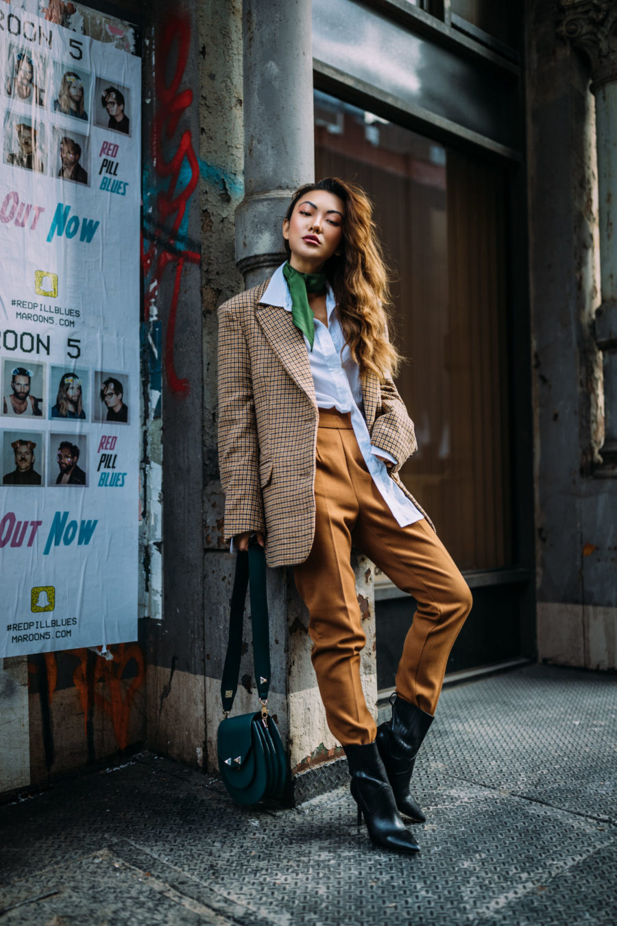 cozy meets chic - the most comfortable on-trend fall outfits, cozy chic outfits - oversized blazer, plaid blazer, menswear inspired fashion, green accessories, oversized tailoring, oversized button up// Jessica Wang - Notjessfashion.com