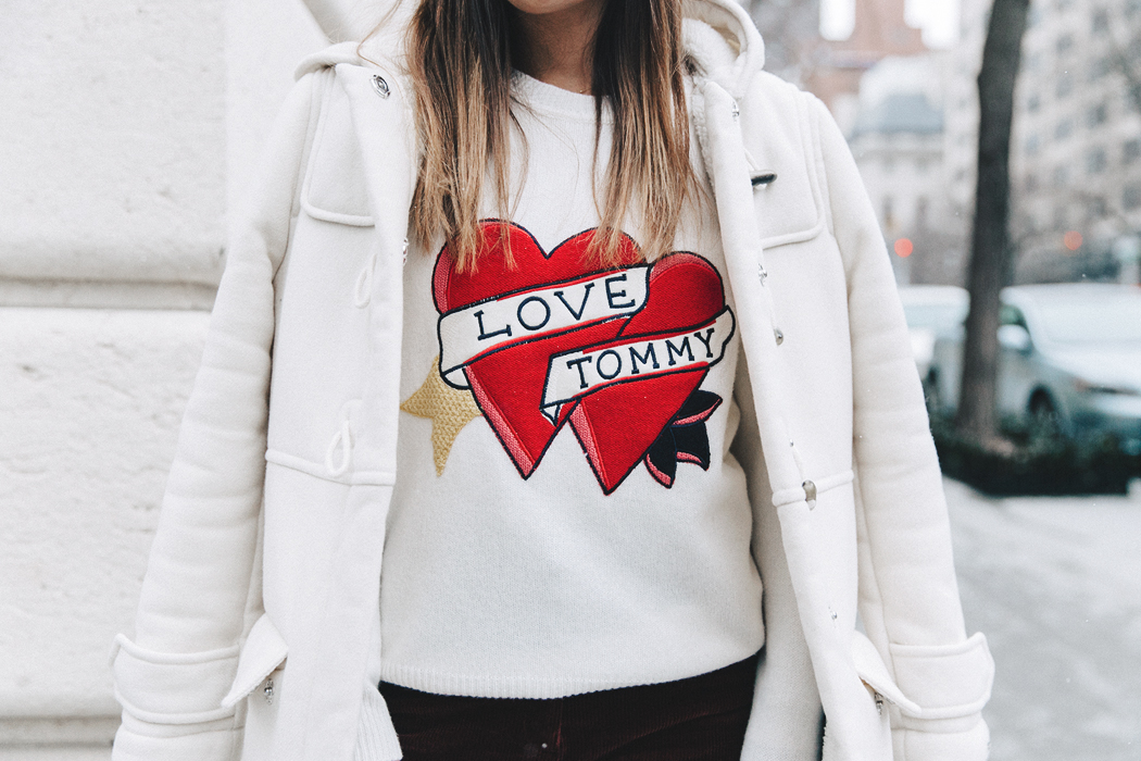 Rock the logomania trend - logo sweatshirt // Notjessfashion.com