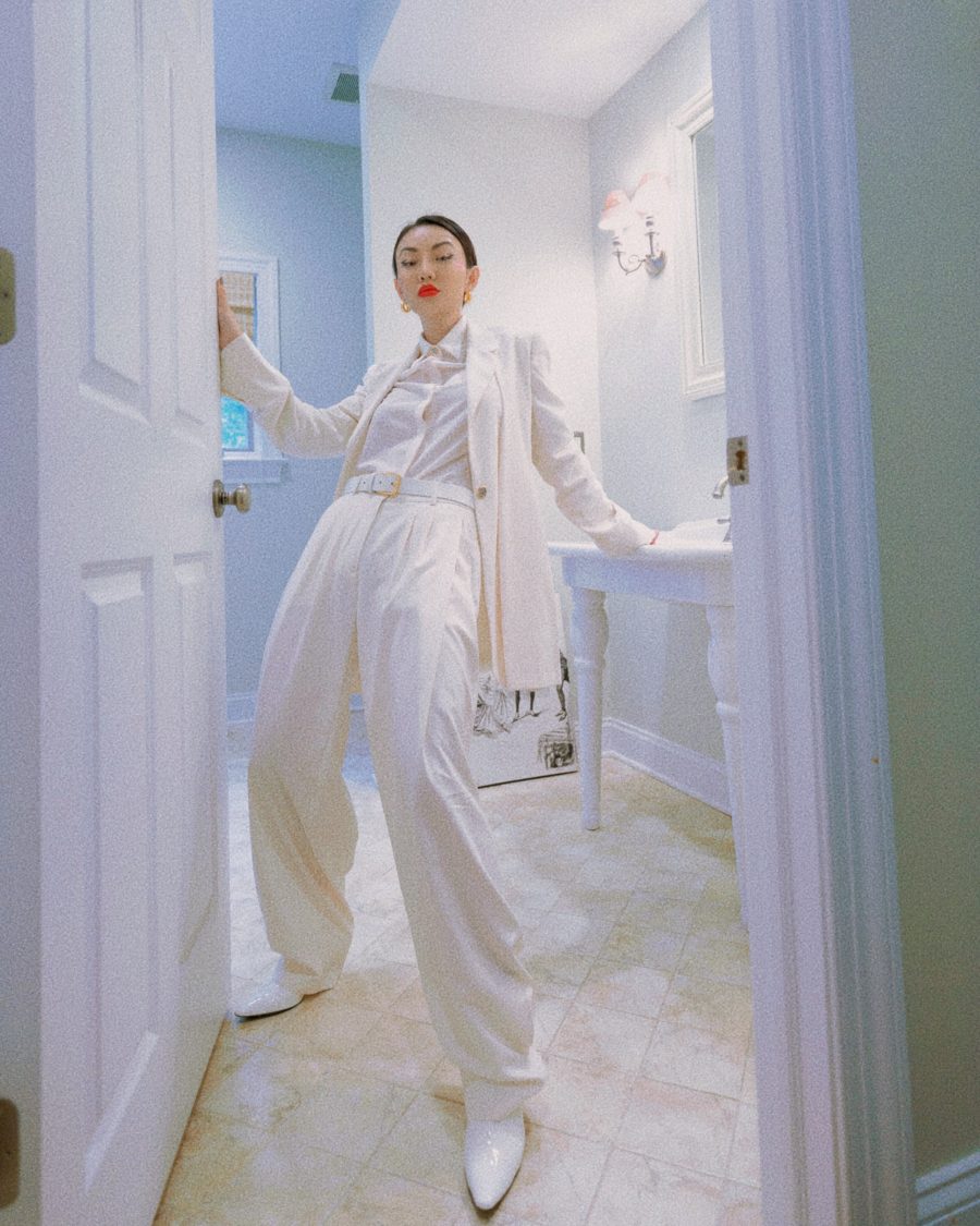 jessica wang wearing all white outfit and sharing black friday beauty deals // Jessica Wang - Notjessfashion.com